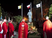 Uroczystości pod pomnikiem błogosławionego.