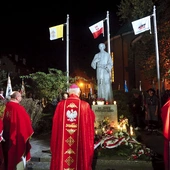 Uroczystości pod pomnikiem błogosławionego.