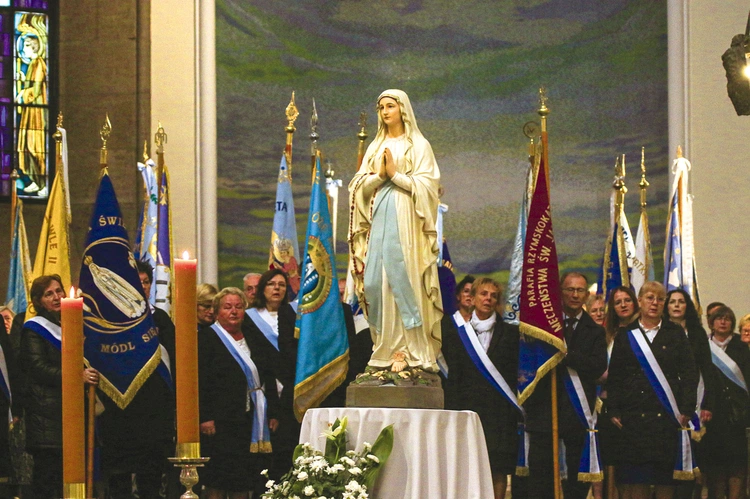 Do katowickiej katedry przyjechali członkowie róż z całej archidiecezji.
