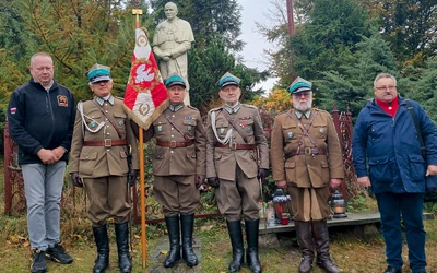 Pielgrzymi pod pomnikiem świętego. 