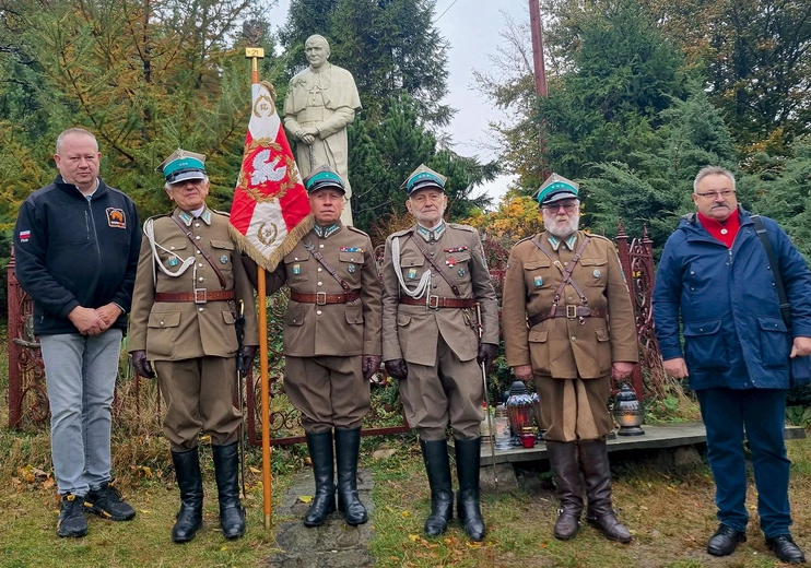 Pielgrzymi pod pomnikiem świętego. 
