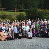 Uczestnicy z prowadzącymi ks. Romanem Berke i ks. Grzegorzem Strządałą.  