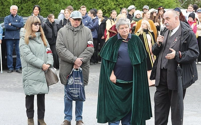 Prezes Jadwiga Klimonda (w środku) z gośćmi z Wadowic i Warszawy, którzy opowiedzieli o bohaterskich postaciach.