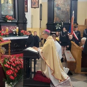 Biskup Osial pamiętał o wszystkich diecezjanach w modlitwie przy relikwiach błogosławionego patrona.