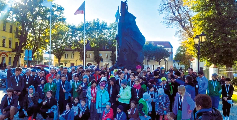 W Łowiczu, zgodnie z tradycją, po biegu wszyscy ustawili się do pamiątkowego zdjęcia.
