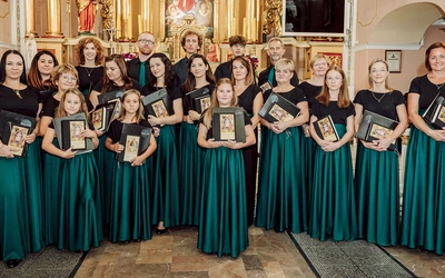 Zespół pasjonatów muzyki – w nowych strojach i z nowymi śpiewnikami – w dniu występu. 