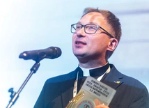 Ks. Damian Kwiatkowski w imieniu Domowego Kościoła odebrał statuetkę Amicus Matrimoniorum (Przyjaciel Małżeństw).