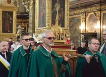 	Relikwie błogosławionego umieszczone są w gotyckim relikwiarzu w kształcie katedry.