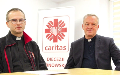 Dotychczasową pomoc podsumowali ks. Zbigniew Pietruszka (z prawej) i ks. Krzysztof Majerczak.