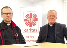 Dotychczasową pomoc podsumowali ks. Zbigniew Pietruszka (z prawej) i ks. Krzysztof Majerczak.