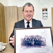 	Jerzy Wałęga z fotografią z otwarcia domu z 1931 roku. 
