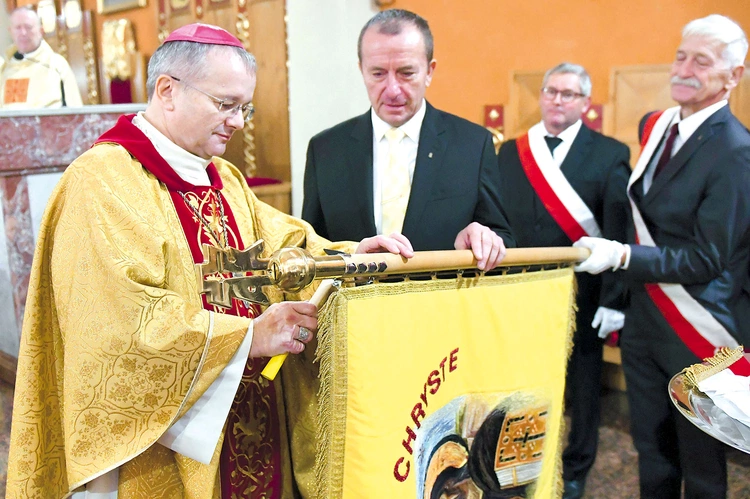 	Na zakończenie Mszy Świętej przybito pamiątkowe gwoździe  na sztandarze stowarzyszenia.