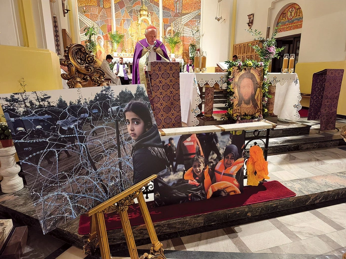 	Przy ołtarzu stanęły portrety uchodźców i migrantów.