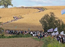 	Sznur pielgrzymów robi wrażenie. To widok, który wielu podnosi na duchu.
