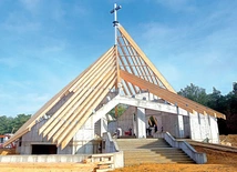 	Górny kościół na planie ośmiokąta nie ma kaplic bocznych. Z każdego jego miejsca będzie widoczne prezbiterium.