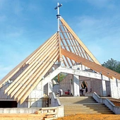 	Górny kościół na planie ośmiokąta nie ma kaplic bocznych. Z każdego jego miejsca będzie widoczne prezbiterium.