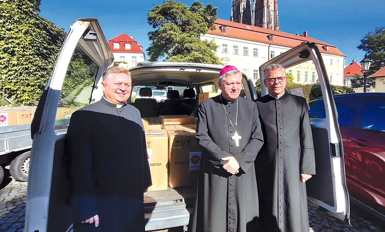 	Dzisiaj potrzebny jest ciężki sprzęt, m.in.: motowiertarki, szlifierki, wkrętarki, osuszacze.