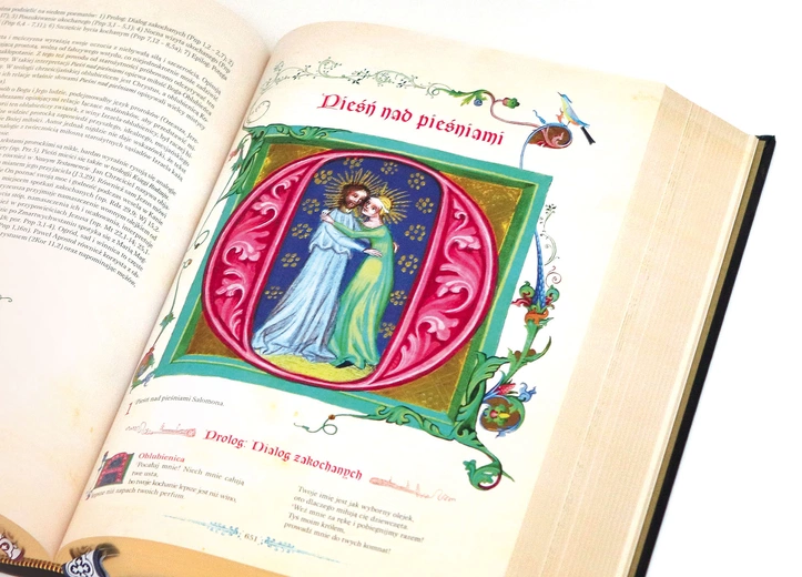 	To opowieść pełna gwałtownych uczuć i zachwytu, prowadząca do ogrodów, winnic,  przez trud poszukiwań i radość spotkania.  Na zdjęciu karta z Biblii Jubileuszowej Edycji  św. Pawła.