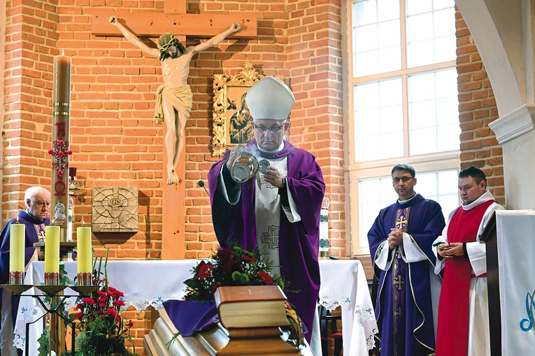 Bp Krzysztof Zadarko okadza trumnę.