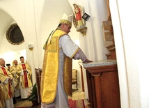 Biskup Zieliński namaścił ołtarz olejem świętym.