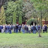 Szafarze modlą się przy grocie Matki Bożej obok seminarium.