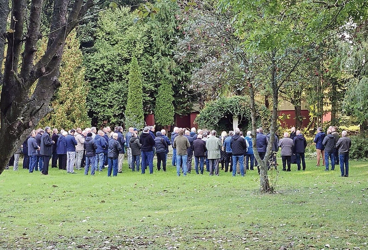 Szafarze modlą się przy grocie Matki Bożej obok seminarium.
