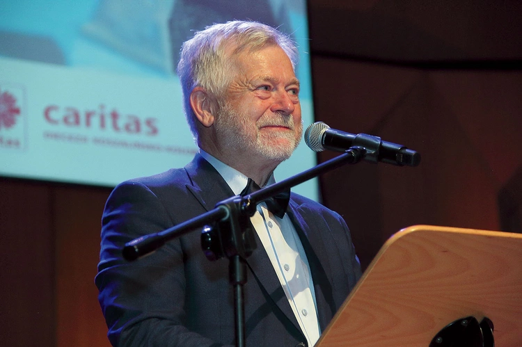 Prof. Narloch z wdzięcznością przyjął wyróżnienie.