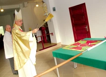 Bp Lechowicz pobłogosławił nowy sztandar uczelni.