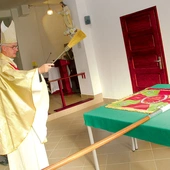 Bp Lechowicz pobłogosławił nowy sztandar uczelni.