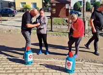 	Potrzebujący otrzymują to, co niezbędne, a przede wszystkim nie zostają sami.