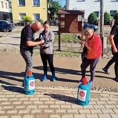 	Potrzebujący otrzymują to, co niezbędne, a przede wszystkim nie zostają sami.