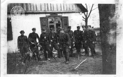 	Na zdjęciu z 1948 r. oddział NZW pod dowództwem „Roja” (stoi przed szeregiem). Za nim znajdują się (od lewej): Stanisław Okuniecki ps. Kruk (zastępca dowódcy) oraz Ildefons Tadeusz Żbikowski ps. Tygrys (dowódca patrolu). 