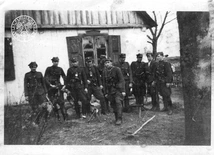 	Na zdjęciu z 1948 r. oddział NZW pod dowództwem „Roja” (stoi przed szeregiem). Za nim znajdują się (od lewej): Stanisław Okuniecki ps. Kruk (zastępca dowódcy) oraz Ildefons Tadeusz Żbikowski ps. Tygrys (dowódca patrolu). 