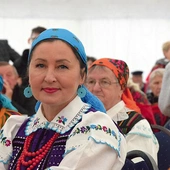 	Barbara Chomicz w stroju opoczyńskim.