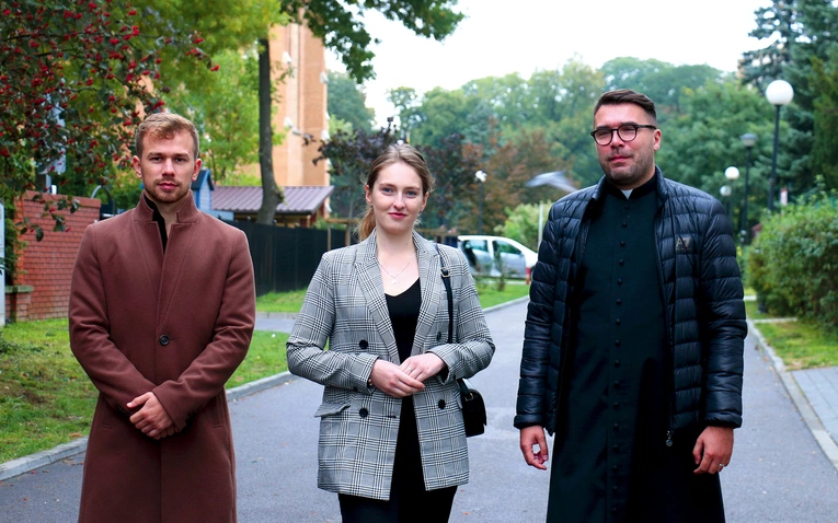 	Na spotkania zapraszają Dominik Grzebielski, Martyna Sambor i ks. Adrian Jakubiak.