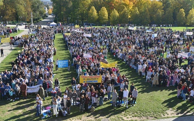 	Uczestnicy pielgrzymki na błoniach jasnogórskich.