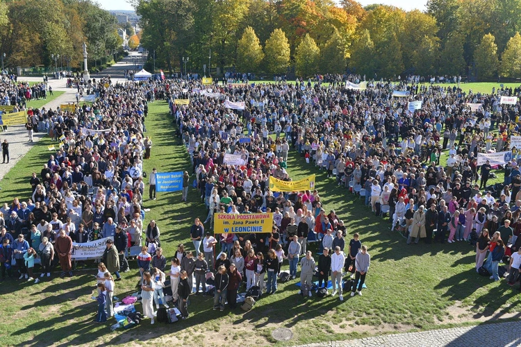 	Uczestnicy pielgrzymki na błoniach jasnogórskich.
