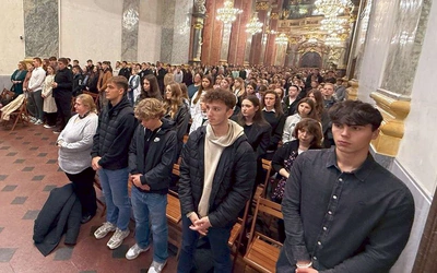 	Uczniowie w jasnogórskiej bazylice.