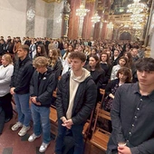 	Uczniowie w jasnogórskiej bazylice.