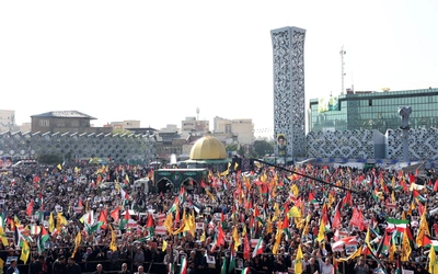 Tłumy gromadzące się by zobaczyć trumnę generała brygady Korpusu Strażników Rewolucji Islamskiej (IRGC) Abbasa Nilforoushana, który zginął w Libanie.