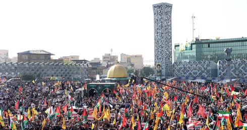 Tłumy gromadzące się by zobaczyć trumnę generała brygady Korpusu Strażników Rewolucji Islamskiej (IRGC) Abbasa Nilforoushana, który zginął w Libanie.