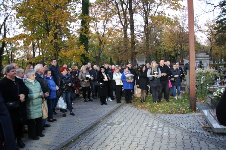 Zgromadzeni przy grobie dzieci nienarodzych na cmentarzu zabytkowym w Płocku.