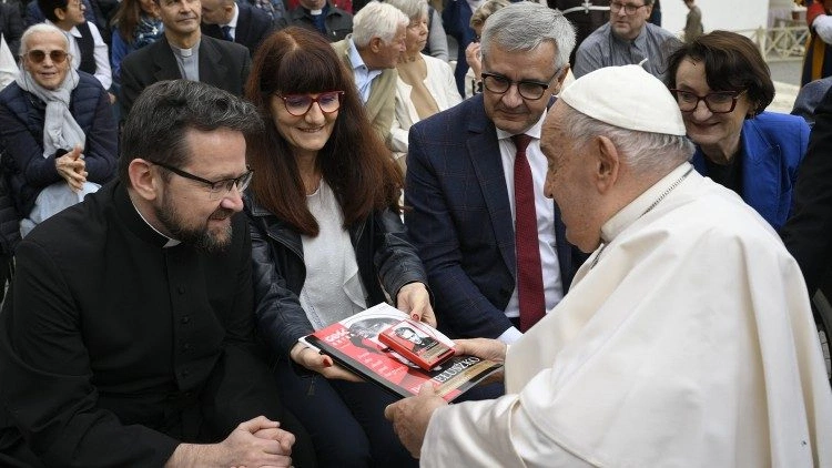 "Gość Niedzielny" u papieża – z prezentem