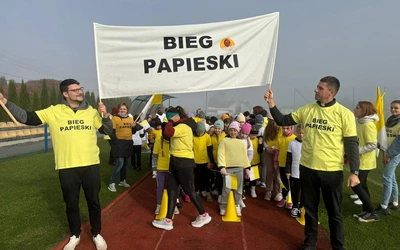Biegniemy dla papieża