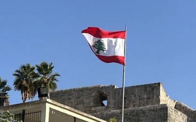 Flaga Liban. Z symbolem tego kraju: cedrem