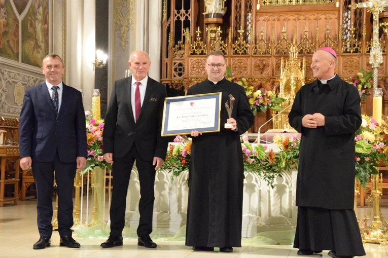Ks. Tomasz Pastuszka z Nagrodą "Viventi Caritate"