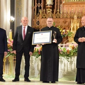 Ks. Tomasz Pastuszka z Nagrodą "Viventi Caritate"