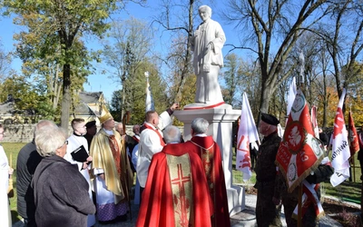 Pomnik poświęcił bp P. Turzyński.