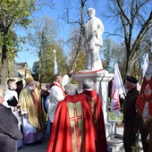 Pomnik poświęcił bp P. Turzyński.