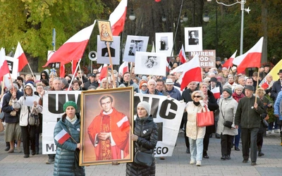 Uczestnicy marszu przy radomskiej katedrze.